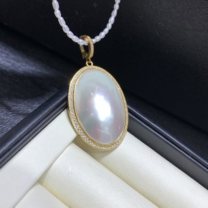 Collier élégant avec pendentif en perle d'eau de mer elliptique, plaqué or, incrusté de zircone, grande taille, thème Conte de fées d'automne - Product Image 1
