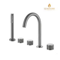 Robinet de baignoire élégant en bronze canon avec bec col de cygne haute portée et douchette à main pour salle de bain de villa moderne