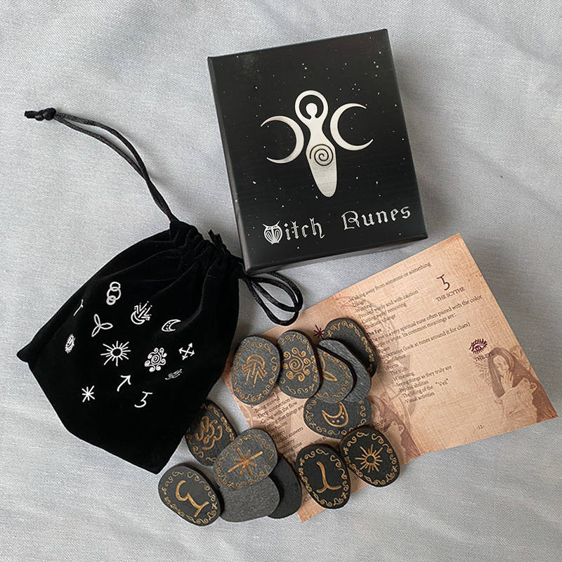 Jeu De Runes En Bois De 14 Pièces – Set De Divination Avec Guide, Sac De Rangement Et Boîte – Outil Pour Méditation, Rituel Et Découverte Spirituelle – Symboles Gravés De Qualité