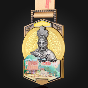 เหรียญรางวัลกีฬาวิ่งมาราธอนแบบกำหนดเองราคาส่งถูก ผลิตจากโลหะผสมสังกะสีเคลือบทอง 3 มิติ สำหรับงานที่ระลึกทางประวัติศาสตร์ พร้อมริบบิ้น - Product Image 1