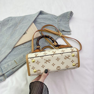 กระเป๋าถือผู้หญิงสไตล์เกาหลีแบบเรโทร ขนาดใหญ่ วัสดุ PU คุณภาพสูง พร้อมซิปปิด - Product Image 4