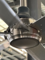 Ventilateur de plafond HVLS VFans IP54 étanche à la poussière et à l'eau pour usage extérieur, élevages, hangars et fermes avicoles