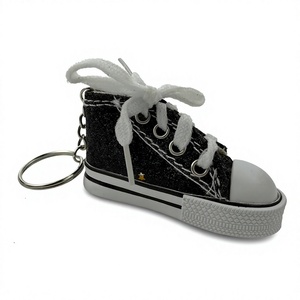 Mini Llavero de Lona con Forma de Zapatos Pequeños, Colgante Creativo de Zapatos de Lona con Diseño de Frutas, Llavero 3D para Niños - Product Image 1