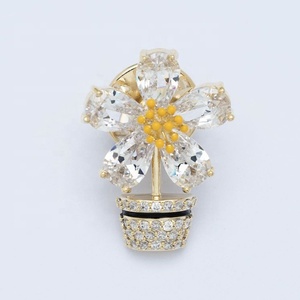 महिलाओं के लिए तितली पिन फूल धातु ब्रोच - Product Image 1