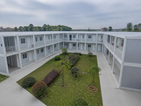 Maison préfabriquée modulaire à double niveau en panneaux d'acier à assembler, avec garde-corps en L, design moderne extérieur, 60 pieds, garantie 5 ans