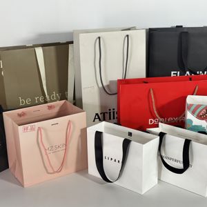 Tas Kado Kosmetik Kustom Grosir, Tas Belanja Kertas Keras dengan Logo, Tas Kertas Keras untuk Natal yang Dapat Disesuaikan - Product Image 1