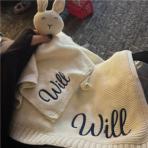 Kaiyue Individuelles Geschenkset aus 100 % Gestreifter Strickbaumwolle – Personalisiertes Babyparty-Geschenkset, 2-teilig mit Decke und Spielzeug für Neugeborene, Mädchen und Jungen - Product Image 5