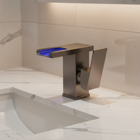 Robinet de lavabo à cascade à LED, poignée unique, luxe, montage sur pont, eau chaude et froide
