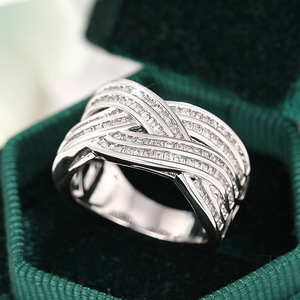 Anello Intrecciato a Linee Incrociate per Donne, Elegante Gioiello da Dito alla Moda - Product Image 2