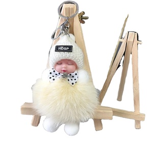 Porte-clés en peluche doux et mignon en forme de bébé endormi avec pompon en fourrure de lapin, design durable et écologique, idéal comme cadeau pour clés de voiture - Product Image 2