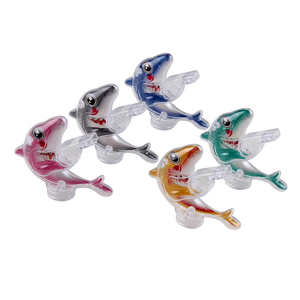 Chine vente en gros nouveau produit Offre Spéciale très drôle pas cher en vrac petits jouets en plastique requin <span class=keywords><strong>poisson</strong></span> sifflet jouet promotionnel pour tube de bonbons - Product Image 5