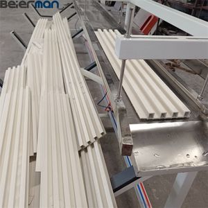 Protection de l'environnement Matériaux de construction <span class=keywords><strong>PVC</strong></span> PLUIE GOUTTER/TRUNKING MAKING LINE Wpc Profile Extrudeuse Making Machine - Product Image 6