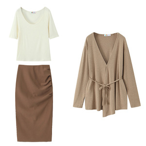 Blusa de Tencel con Cuello Cuchara para Mujer Tallas Grandes Runqi, Top Satinado de Color Liso N9339, Estilo Primavera para el Trabajo - Product Image 1