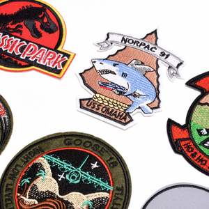 Écusson brodé personnalisé de haute qualité avec logo et texte, à coudre ou thermocollant, avec bordure surjetée pour vêtements - Product Image 4