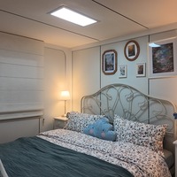 Studio de jardin modulaire préfabriqué avec terrasse surélevée, marches et grande porte vitrée pour espace de bureau à domicile