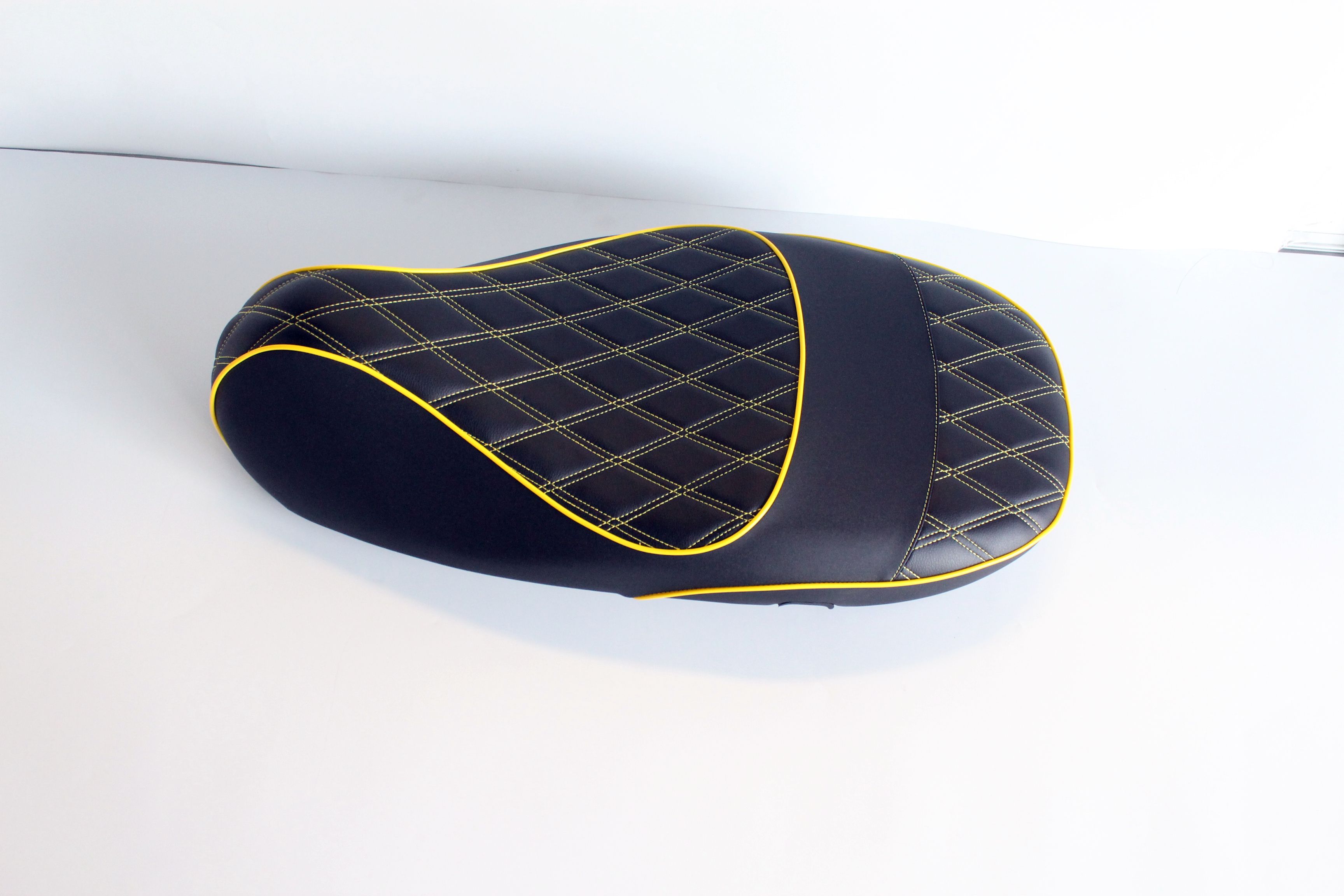 สีดำมีแถบสีเหลือง