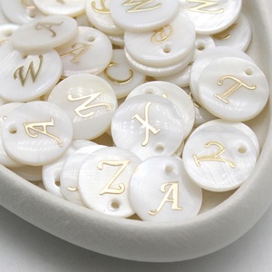 Hot Bán 15Mm 26 Tiếng Anh Thư Tự Làm Keo Vàng Mặt <span class=keywords><strong>D</strong></span>ây Chuyền Vòng Cổ Với Hạt Màu Trắng Cross-Biên Giới Vòng <span class=keywords><strong>Shell</strong></span> Trang Sức Phụ Kiện - Product Image 3