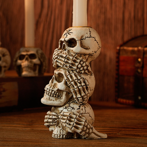Venta al por mayor esqueleto portavelas estatua gótica resina candelabro personalizado OEM decoración de Halloween para <span class=keywords><strong>restaurante</strong></span> y exhibición del hogar - Product Image 2