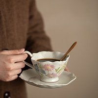 Ensemble de tasses à café en porcelaine de style français luxueux et haut de gamme, créatif, avec soucoupe ; Tasse moderne minimaliste pour le bureau