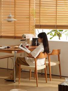 Ghế ăn bằng gỗ nguyên khối cổ điển Nhật Bản có tay vịn treo tựa lưng Ghế trung thế kỷ Nhà thiết kế nội thất - Product Image 5