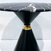 Table de salle à manger contemporaine en pierre frittée noire pour une salle à manger de luxe