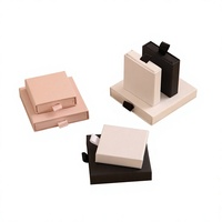 Boîte à bijoux carrée ultra-fine avec doublure en éponge, gaufrage quadricolore pour bagues, colliers, boucles d'oreilles, emballage cadeau