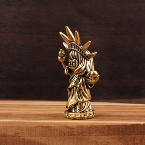 Figurine de la Statue de la Liberté en laiton, mini ornement de 4,8 cm, décoration de salon, design compact, style contemporain - Product Image 4