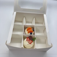 Boîte en carton pliable de type dossier, recyclable, de qualité alimentaire, en carton ivoire, à 9 compartiments, avec fenêtre ajourée en forme de nuage et gaufrage