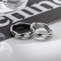 Bague élégante et fine en acier titane plaqué argent brillant, motif vague torsadée irrégulière, idéale pour mariage et banquet – Tendance et populaire