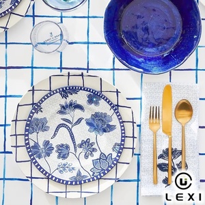 Service de vaisselle en céramique bleu et <span class=keywords><strong>blanc</strong></span> à carreaux, style nordique, parfait pour une utilisation en restaurant ou pour la décoration de la table à manger à la maison. - Product Image 1