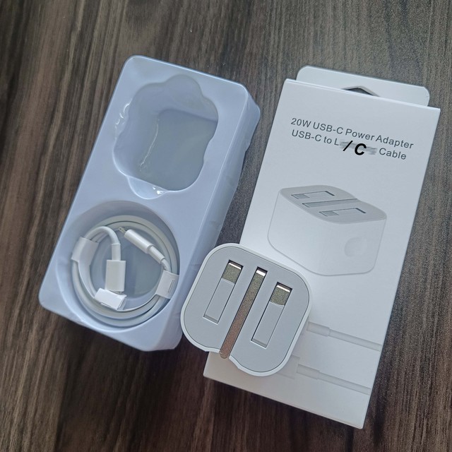 20W Fast-Charge Kit with Type-C & 8-Pin Cables for Iphone 14 15 16 17 Pro Max, Luxury Gift Box Ready