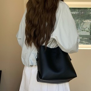 กระเป๋าโท้ทผู้หญิง สีดำ หัวเข็มขัดแม่เหล็กแบบนุ่ม ความจุขนาดใหญ่ ใช้ได้ทุกวัน ฤดูใบไม้ผลิ 2025 สีพื้น กระเป๋าสะพายข้าง - Product Image 3