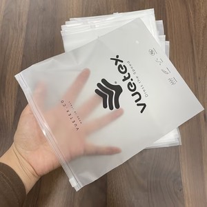 Sacs à fermeture éclair transparents givrés de haute qualité, sacs réutilisables personnalisés imprimés pour l'emballage des vêtements et des chaussures - Product Image 3