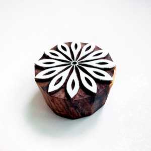 Bloque de Madera Tallado a Mano con Diseño de Mandala y Pétalos para Arte Textil Indio y Patrones Florales Decorativos - Product Image 3