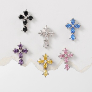 ZUOLA Boucles d'oreilles croix colorées en zircon cubique pour cartilage, hypoallergéniques en acier titane, clous de <span class=keywords><strong>piercing</strong></span> hélix pour usage quotidien - Product Image 2