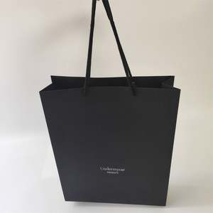 Sacs de luxe personnalisés KM avec ruban de logo, poignée en ruban, sacs cadeaux de boutique, sacs en papier noir pour chaussures et vêtements - Product Image 2