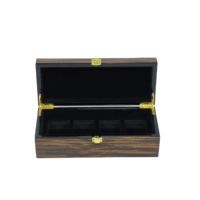 Boîte cadeau en bois plaqué haute brillance avec doublure en velours noir, charnière et fermoir en métal doré pour le rangement de montres et l'emballage de cadeaux de luxe