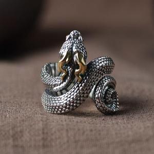 Anello da Uomo Regolabile Stile Retrò Europeo e Americano, Classico Anello Nuziale Punk Scuro con Serpente Tridimensionale Avvolgente - Product Image 1