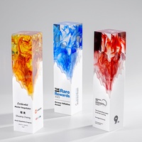 Trophées Artistiques en Résine avec Couleurs Fluides Abstraites – Design Unique et Personnalisable pour la Reconnaissance Professionnelle et les Cadeaux VIP