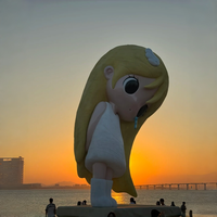 Statue de personnage de dessin animé Pop Art en fibre de verre personnalisée, sculpture géante de fille mignonne pour l'installation dans les stations balnéaires et les parcs à thème