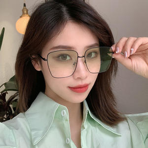 แว่นกันแดด Qianai 2023 รุ่นใหม่ กรอบสี่เหลี่ยมขนาดใหญ่ ป้องกันรังสียูวี 400 สำหรับทุกเพศทุกวัย กรอบสีทอง เลนส์ AC ป้องกันแสงได้ 3 ระดับ - Product Image 5