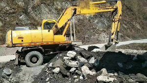 Pelle multifonction sur chenilles originale de la Corée Hyundai 210 à haut rendement en bon état en vente - Product Image 2