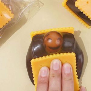 ของเล่นบิสกิตแซนวิชจำลองแบบใหม่ ขายส่ง เนื้อนุ่มเหนียว สนุก ตลก บีบคลายเครียด TPR คืนรูปช้า - Product Image 2