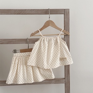 Conjunto de dos piezas con top y falda corta con lunares para niña, conjunto informal transpirable de verano - Product Image 1