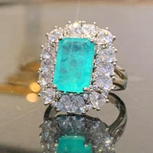 Anello Cocktail F1448 con Smeraldo, Oro Massiccio 18K, Diamanti Taglio Brillante Rotondo, Incastonatura a Pavé, Gioiello Raffinato da Donna per Fidanzamento - Product Image 1