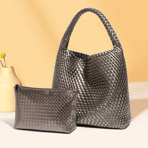 オリジナルデザインの新しいスネークプリントハンドバッグ女性手織りPUレザーハイエンド大容量母娘フラップバケットトートバッグ - Product Image 1