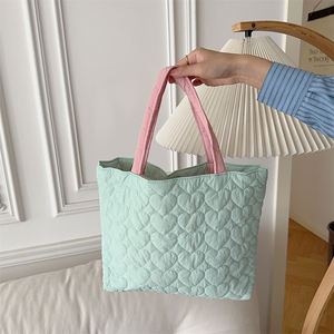 Grand sac fourre-tout matelassé en forme de cœur pour femmes, sac à main en nylon matelassé, sac à bandoulière de couleur bonbon avec fermeture à bouton - Product Image 1