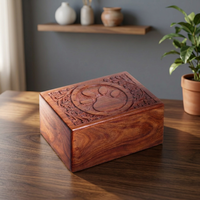 Urne funéraire artisanale en bois pour animaux de compagnie avec motif de patte sculptée, finition bois naturel brun, coffret commémoratif