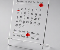 Calendrier perpétuel en acrylique transparent avec marqueurs coulissants rouges et plateau inférieur pour bureau, maison et présentoir de boutique