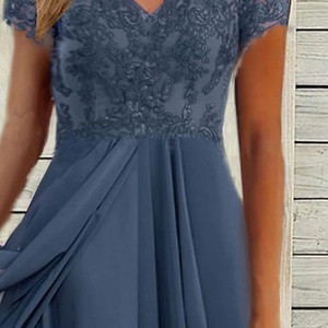 Robes de soirée slim en mousseline de soie à col en V avec appliques, vente en gros - Product Image 3